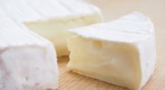 賞味期限切れのカマンベールチーズはいつまで平気？開封・未開封の場合や冷凍保存、腐ってカビが生えた場合の対処法